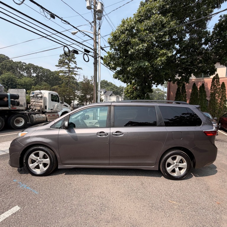 2020 Toyota Sienna Image 2