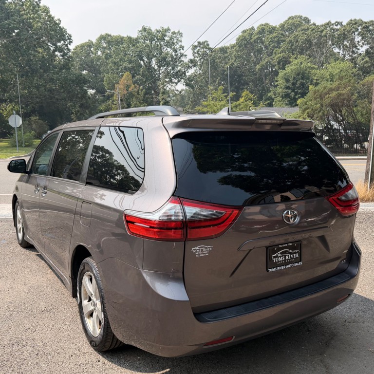 2020 Toyota Sienna Image 3