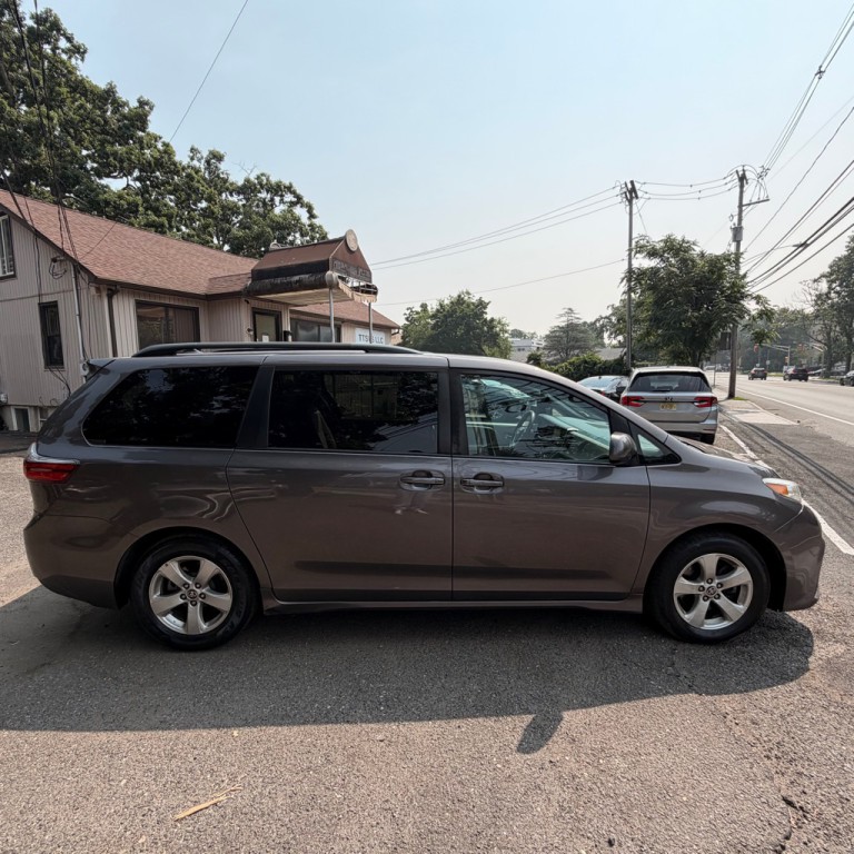 2020 Toyota Sienna Image 6