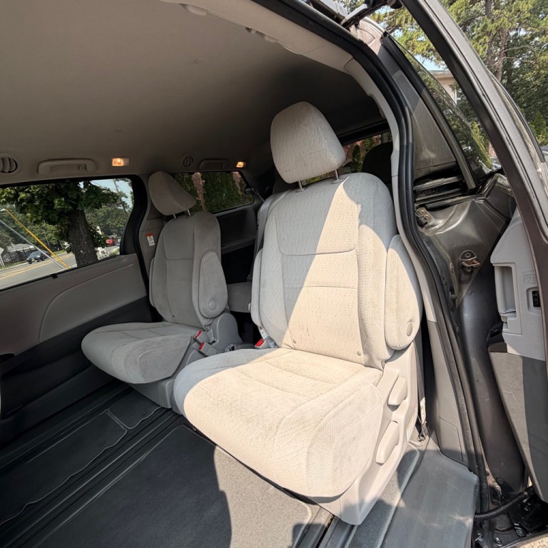 2020 Toyota Sienna Image 12