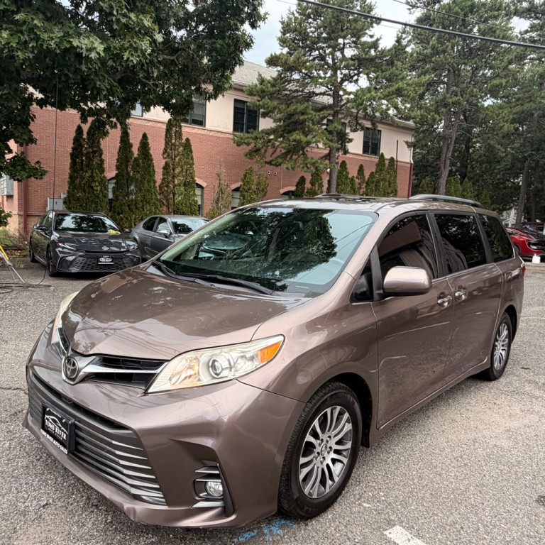 2018 Toyota Sienna Image 1
