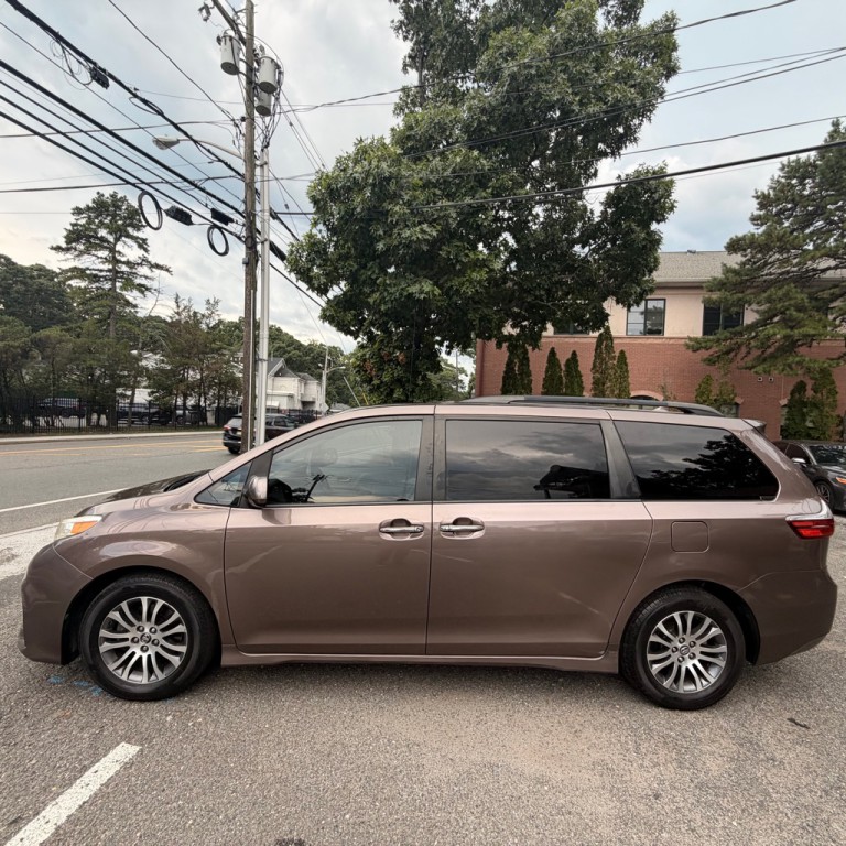 2018 Toyota Sienna Image 2