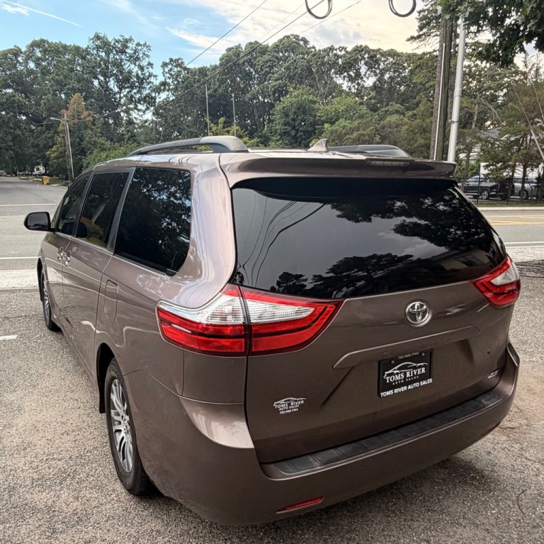 2018 Toyota Sienna Image 3