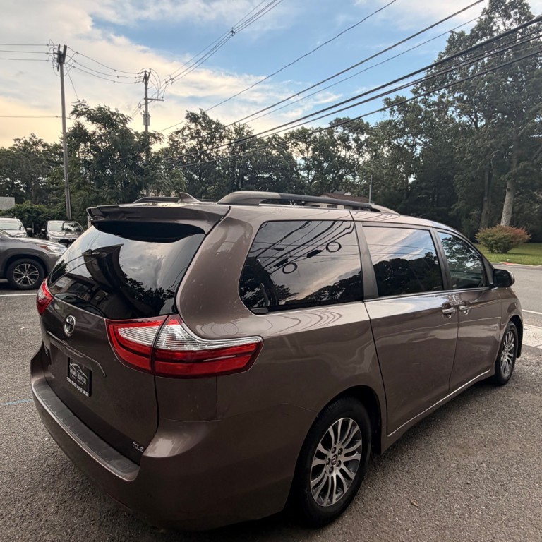 2018 Toyota Sienna Image 5