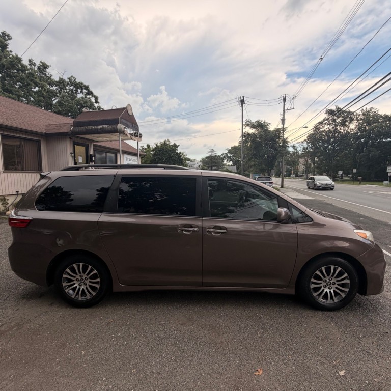 2018 Toyota Sienna Image 6