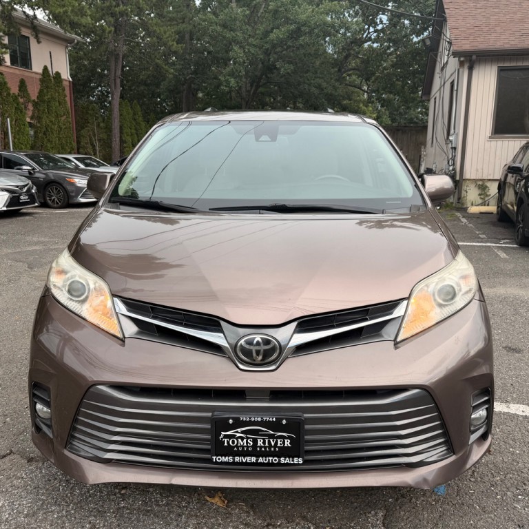 2018 Toyota Sienna Image 8
