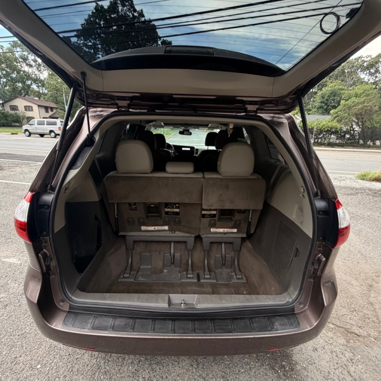 2018 Toyota Sienna Image 9