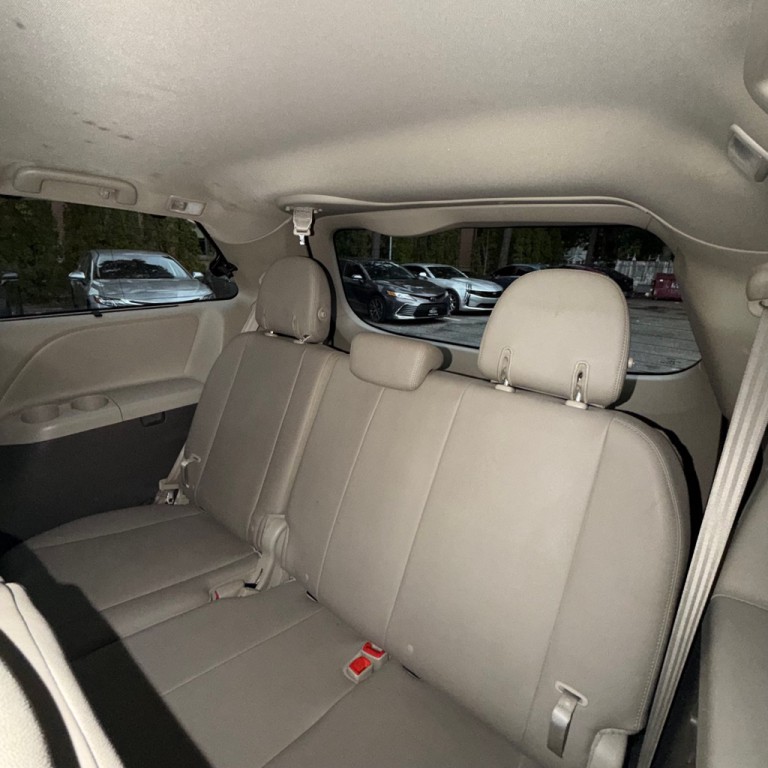 2018 Toyota Sienna Image 11