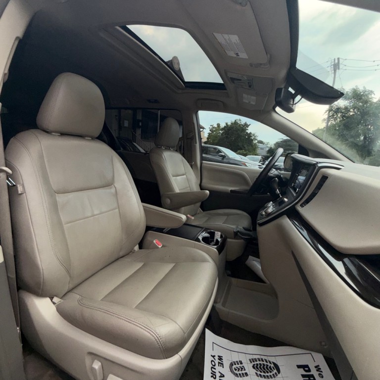 2018 Toyota Sienna Image 16