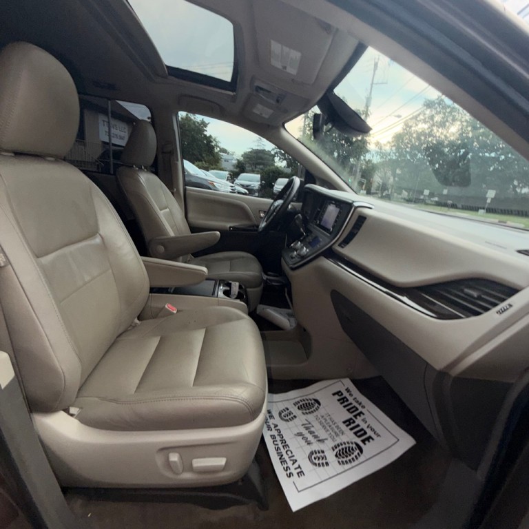 2018 Toyota Sienna Image 17
