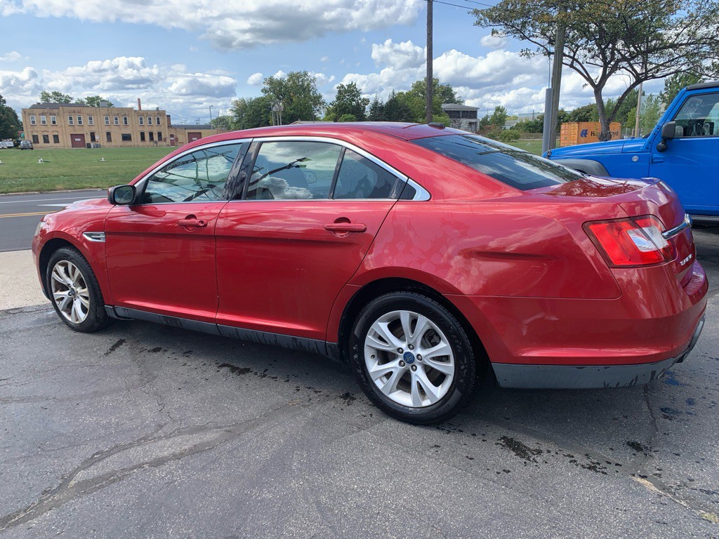 2010 Ford Taurus Image 4