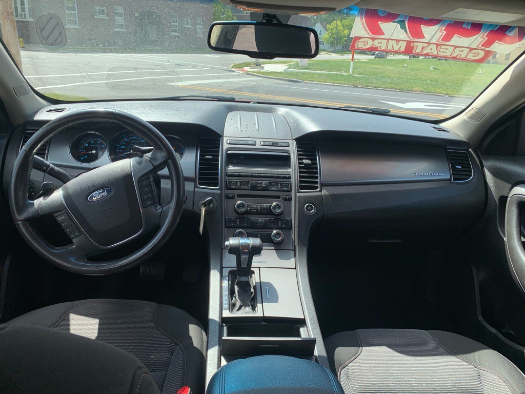 2010 Ford Taurus Image 12