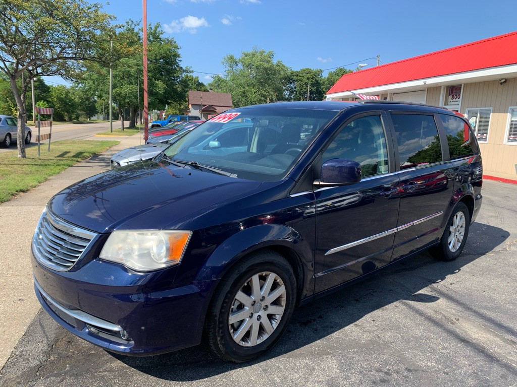 2013 Chrysler Town & Country Image 1