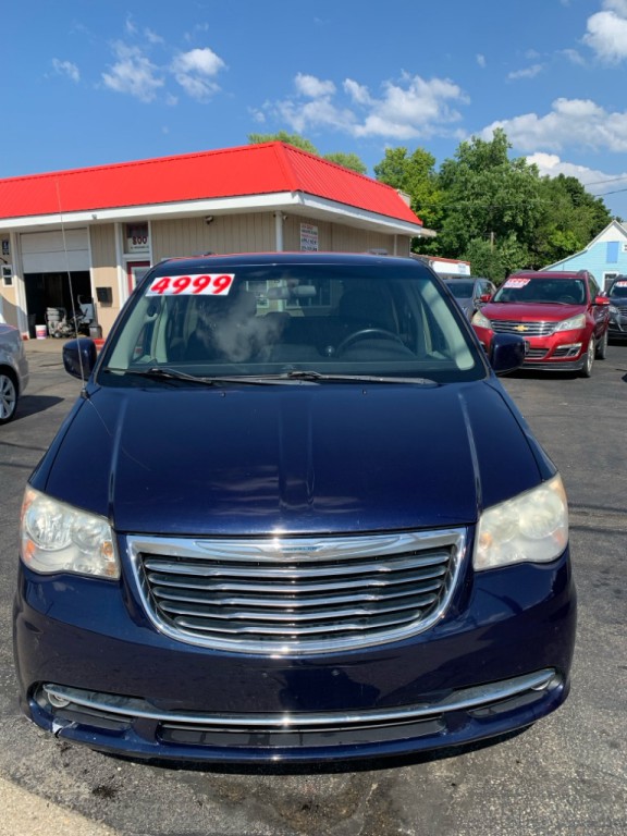 2013 Chrysler Town & Country Image 2