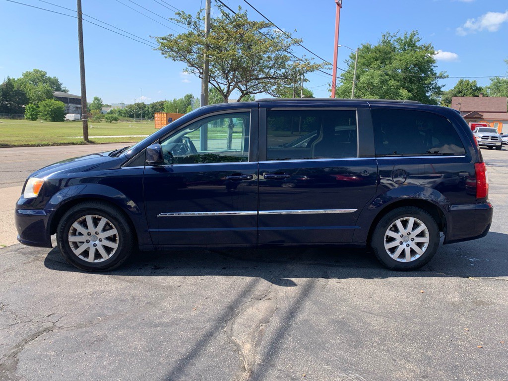 2013 Chrysler Town & Country Image 3