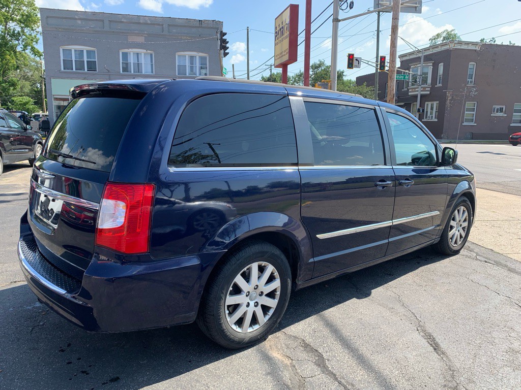 2013 Chrysler Town & Country Image 6