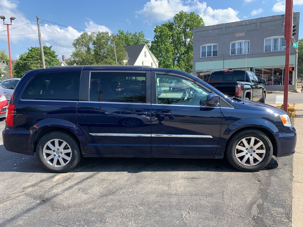 2013 Chrysler Town & Country Image 7