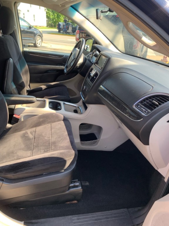 2013 Chrysler Town & Country Image 9