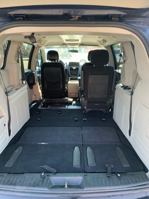 2013 Chrysler Town & Country Image 11