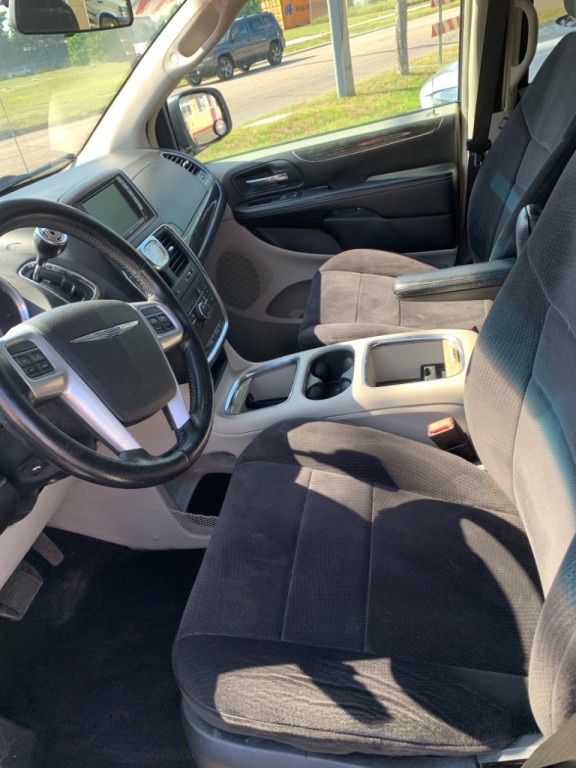2013 Chrysler Town & Country Image 13