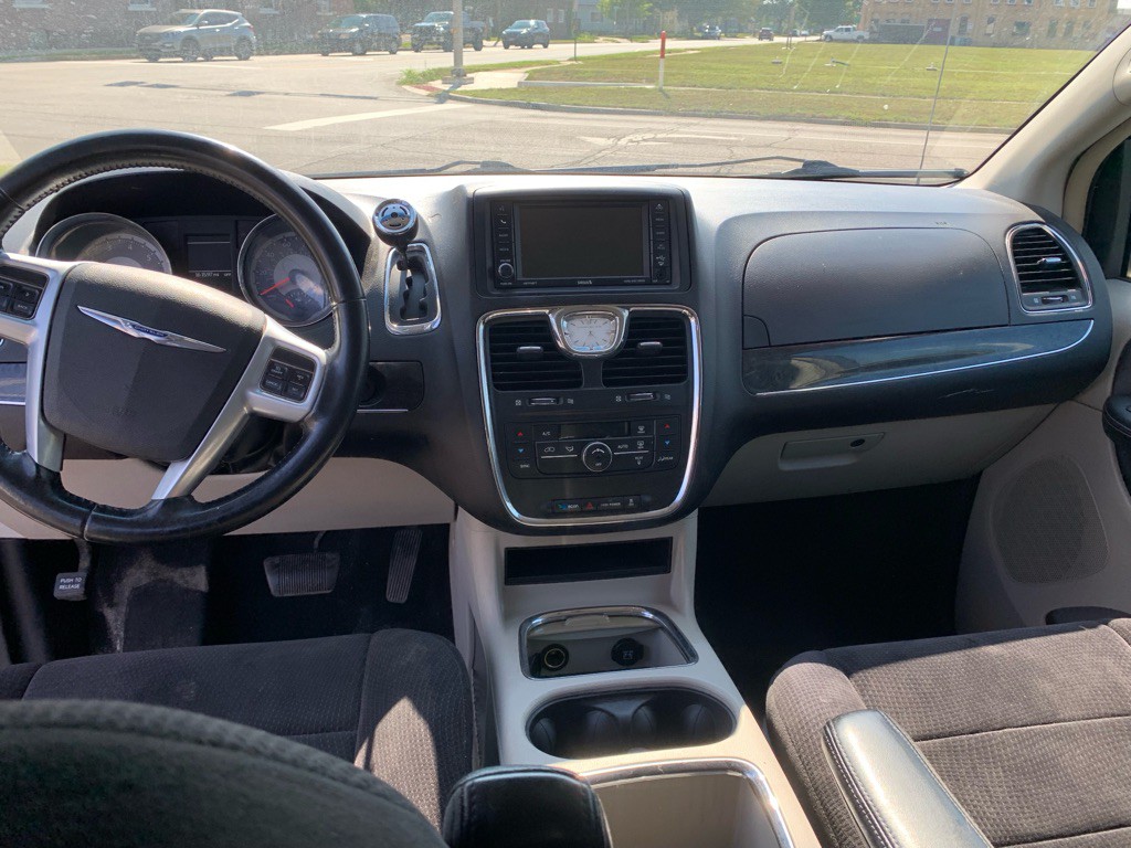 2013 Chrysler Town & Country Image 15