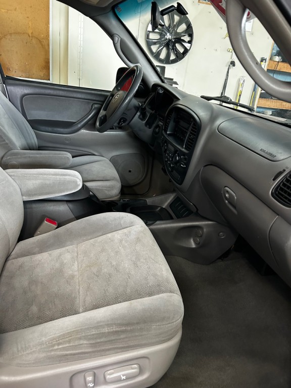 2005 Toyota Sequoia Image 11