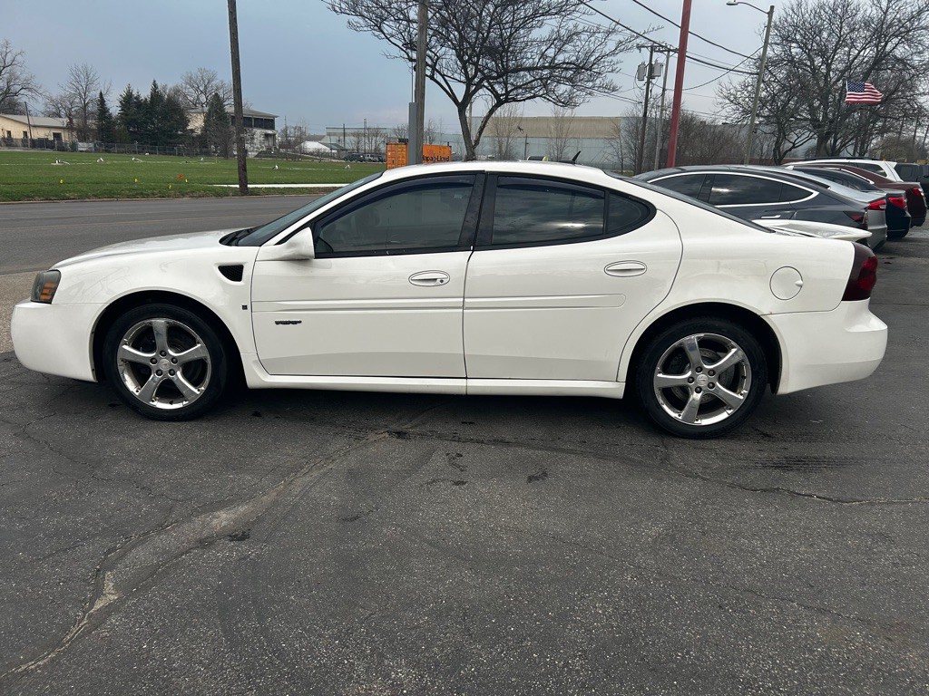 2007 Pontiac Grand Prix Image 3