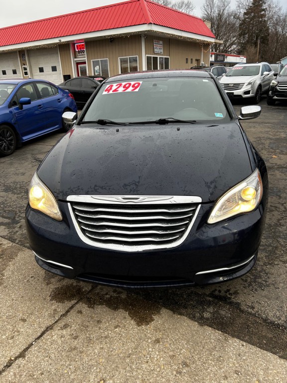 2013 Chrysler 200 Image 2