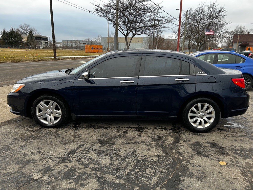 2013 Chrysler 200 Image 3