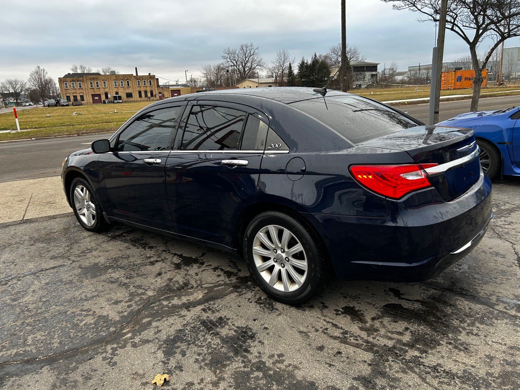 2013 Chrysler 200 Image 4