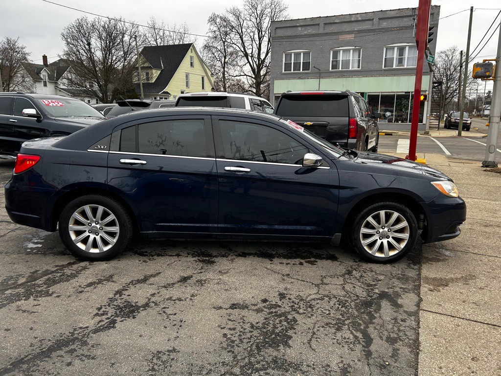 2013 Chrysler 200 Image 8