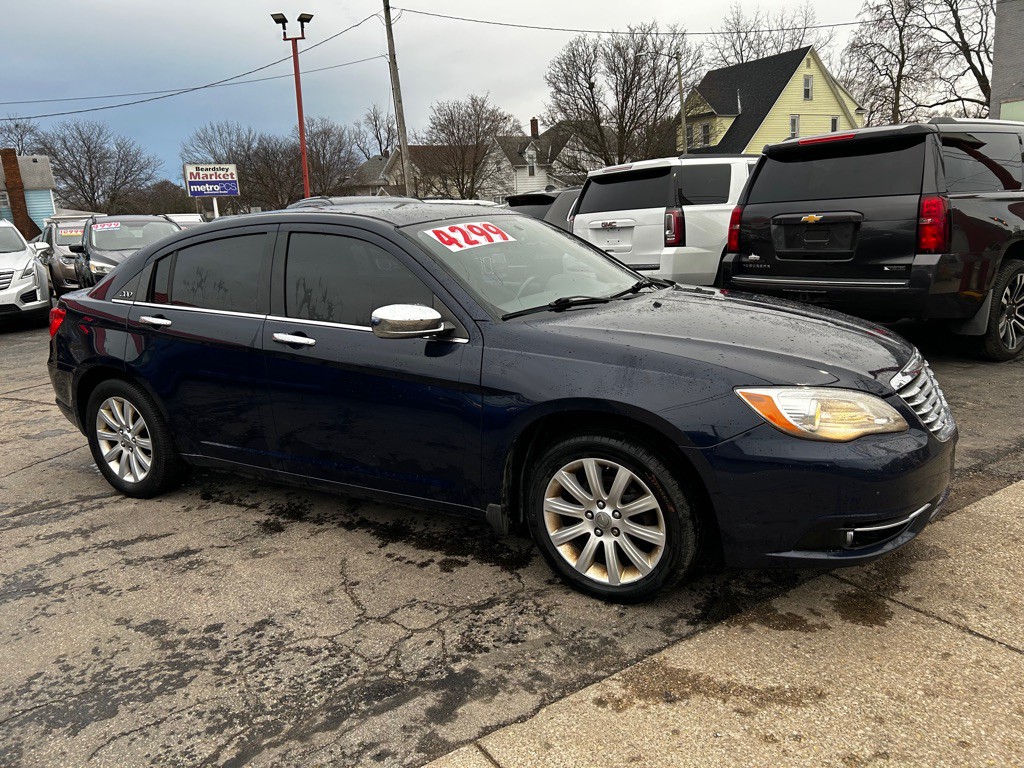 2013 Chrysler 200 Image 9
