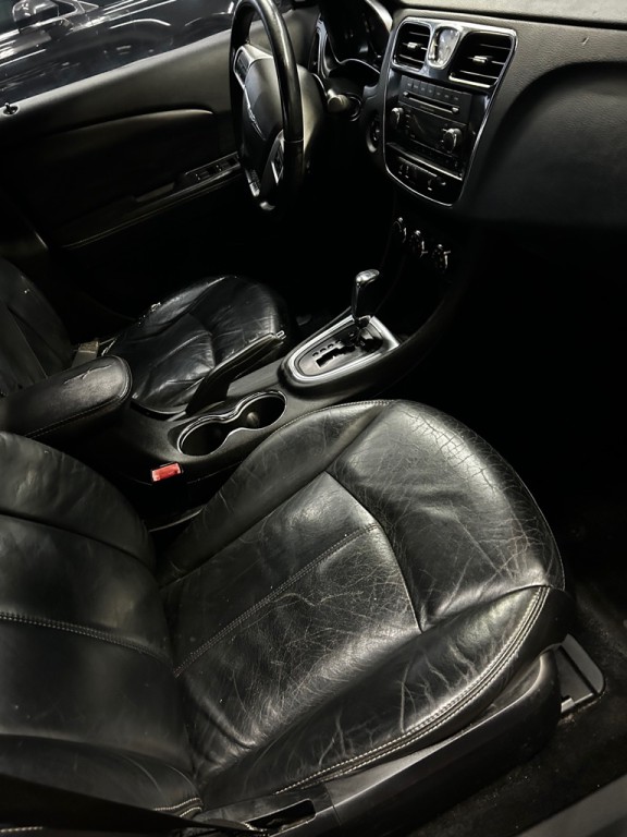 2013 Chrysler 200 Image 10