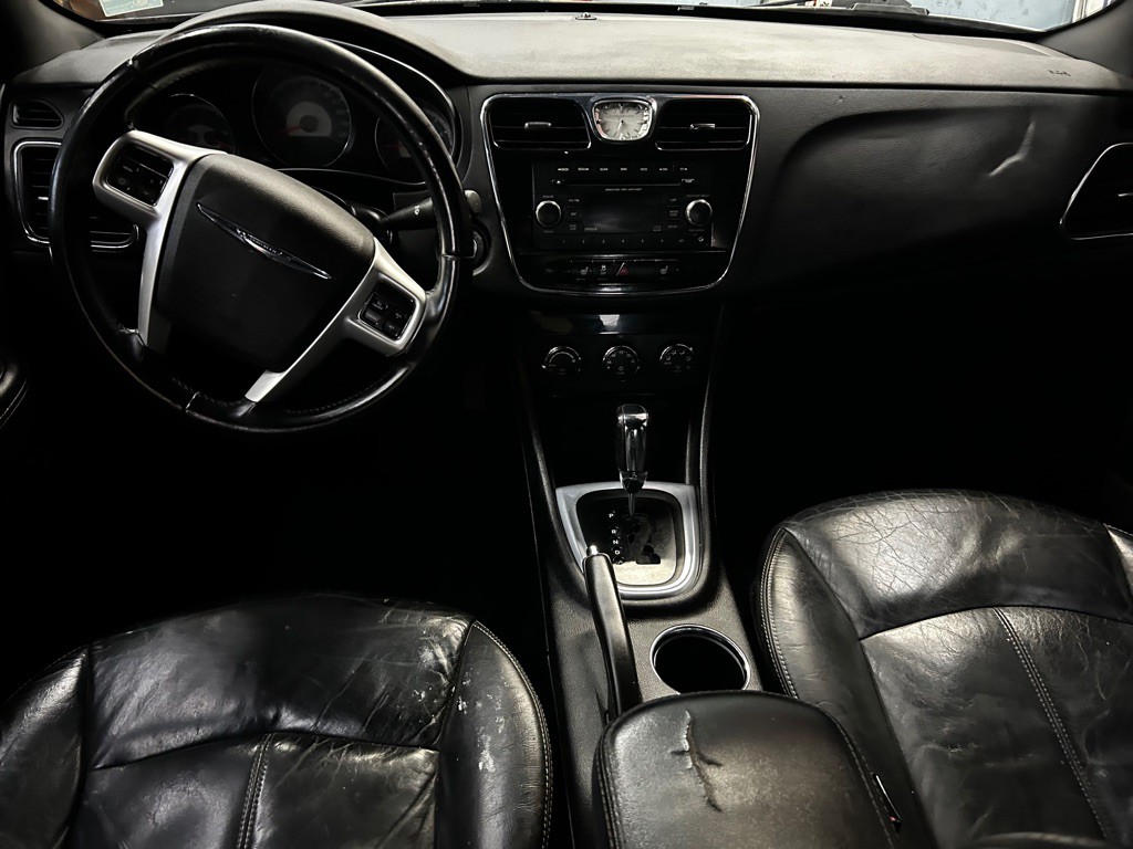 2013 Chrysler 200 Image 14