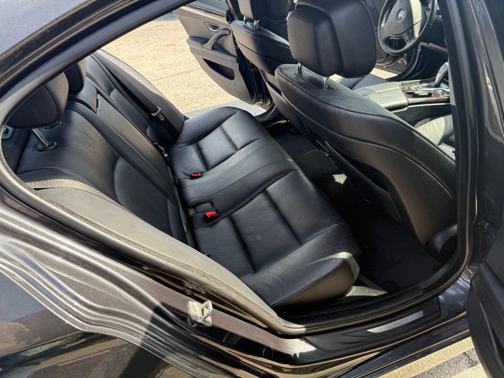 2013 BMW 5 Series Image 25