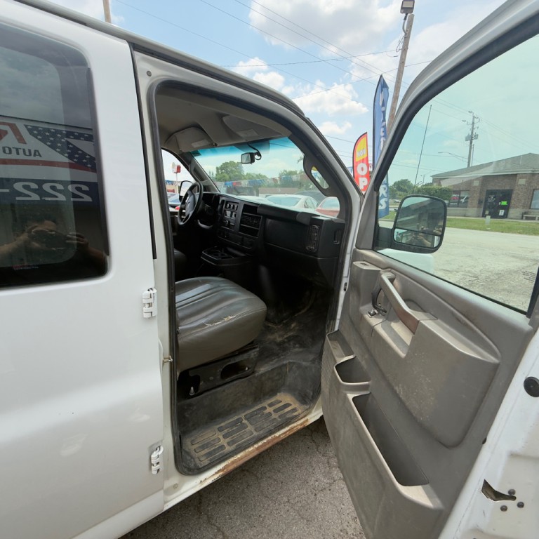 2017 GMC Savana Image 11