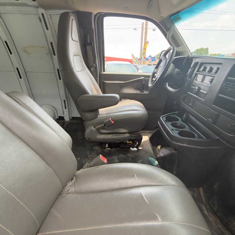 2017 GMC Savana Image 13