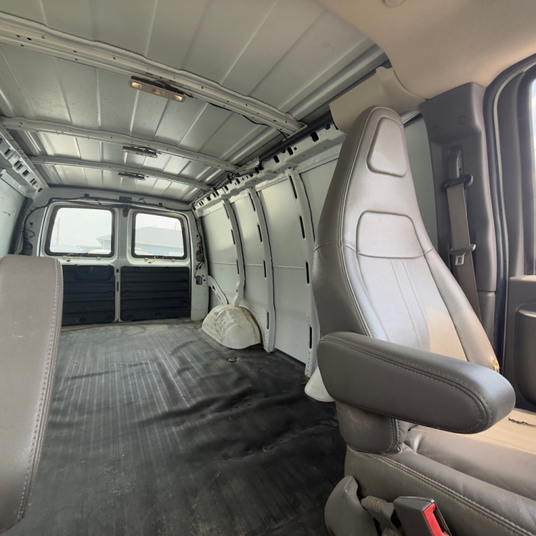 2017 GMC Savana Image 14