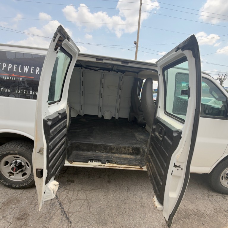 2017 GMC Savana Image 17
