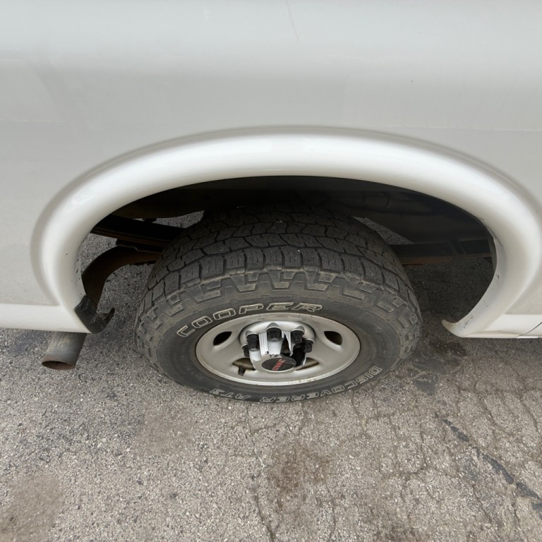 2017 GMC Savana Image 19