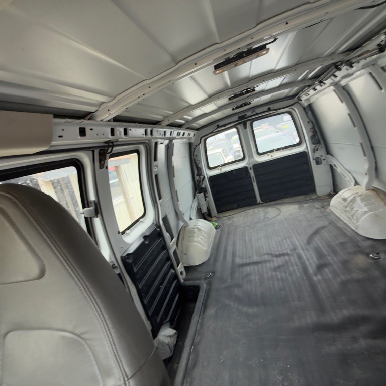 2017 GMC Savana Image 26