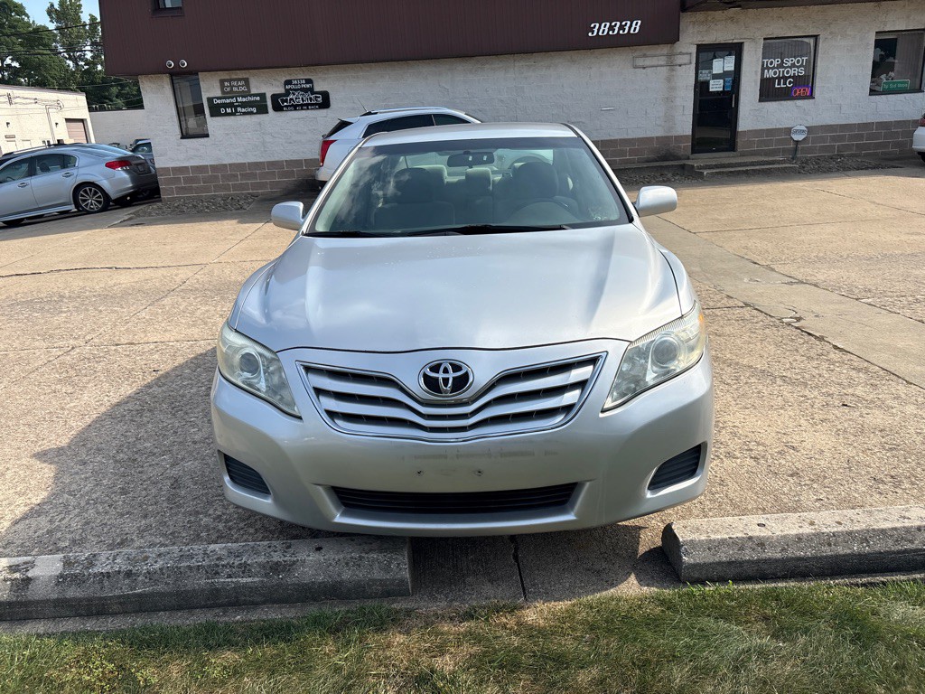 2011 Toyota Camry Image 2