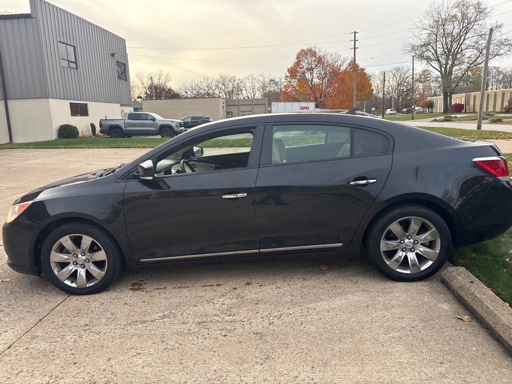 2010 Buick Lacrosse Image 4
