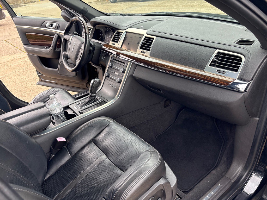 2010 Lincoln MKS Image 10