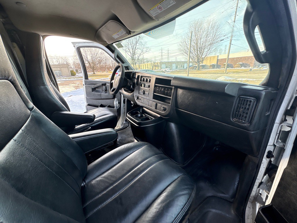 2016 Chevrolet Express Image 10