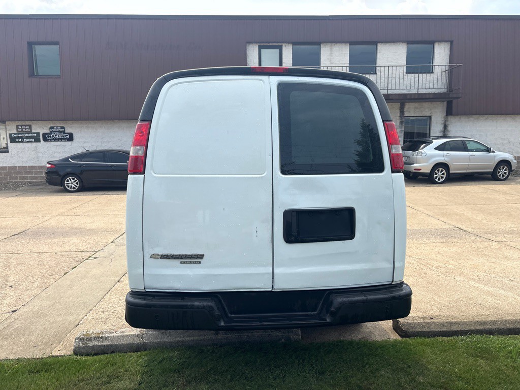 2016 Chevrolet Express Image 6