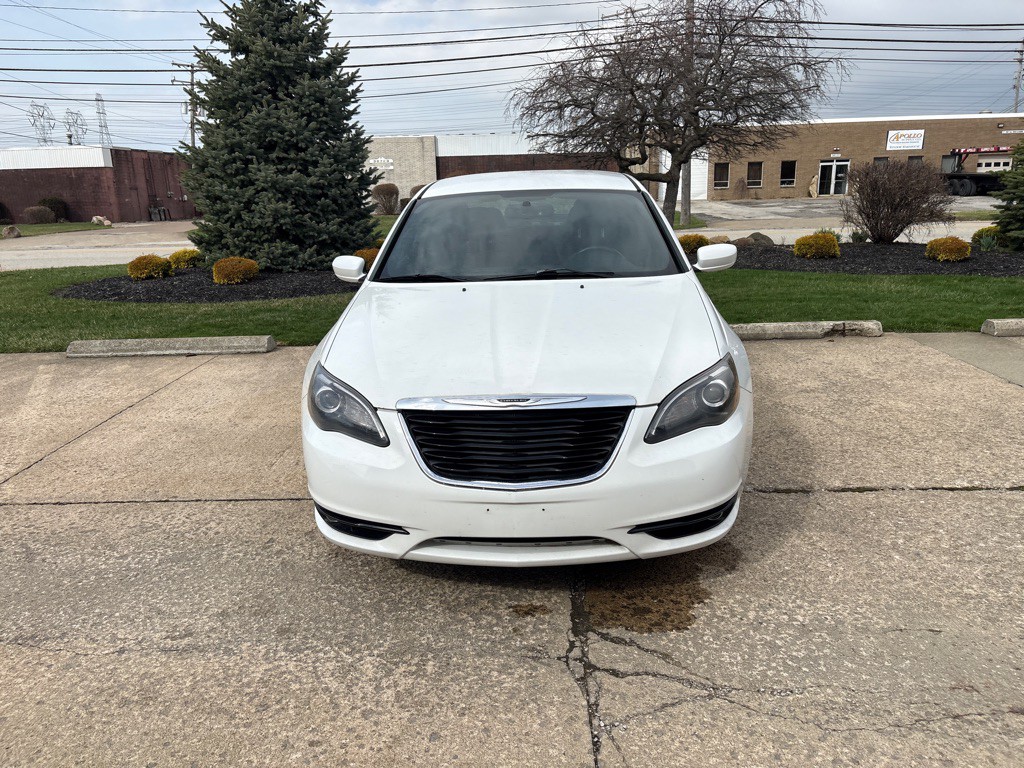 2013 Chrysler 200 Image 2