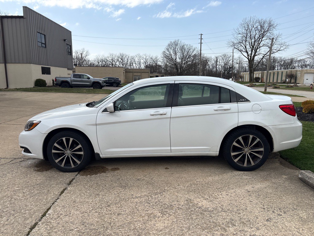 2013 Chrysler 200 Image 4