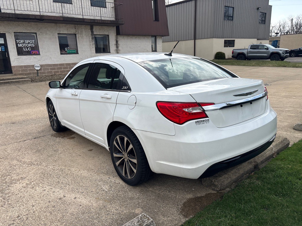 2013 Chrysler 200 Image 5