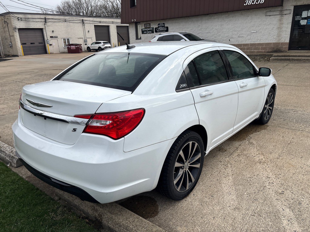 2013 Chrysler 200 Image 7